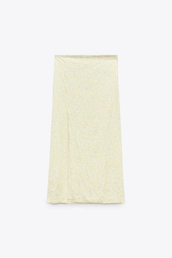 Falda con estampado de flores en color amarillo de la nueba colección de Zara (22,99 euros)