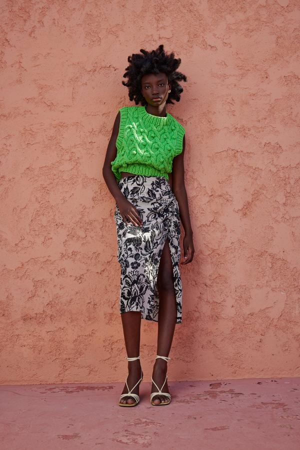 Falda con estampado tropical de Zara (29,99 euros)