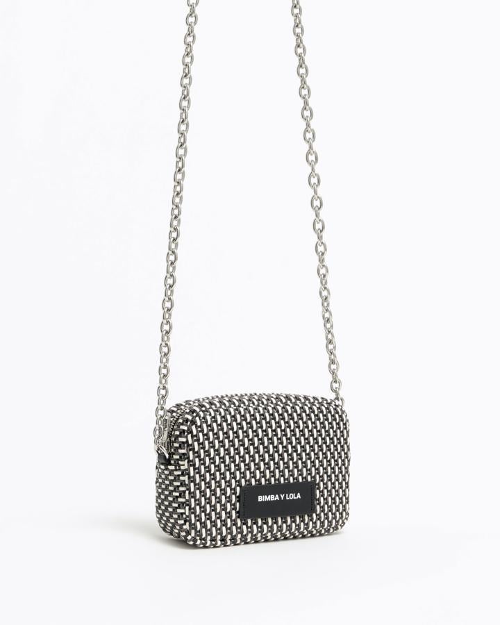 Modelo de tamaño pequeño con cierre de cremallera y asa bandolera de cadena. Exterior personalizado con logo estampado sobre pieza de piel. Rebajado de 95 a 66 euros.