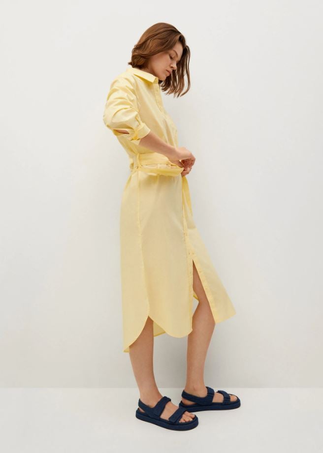 Un clásico que nunca falla: el vestido camisero. En este caso, en amarillo vainilla, de Mango (29.99 euros).