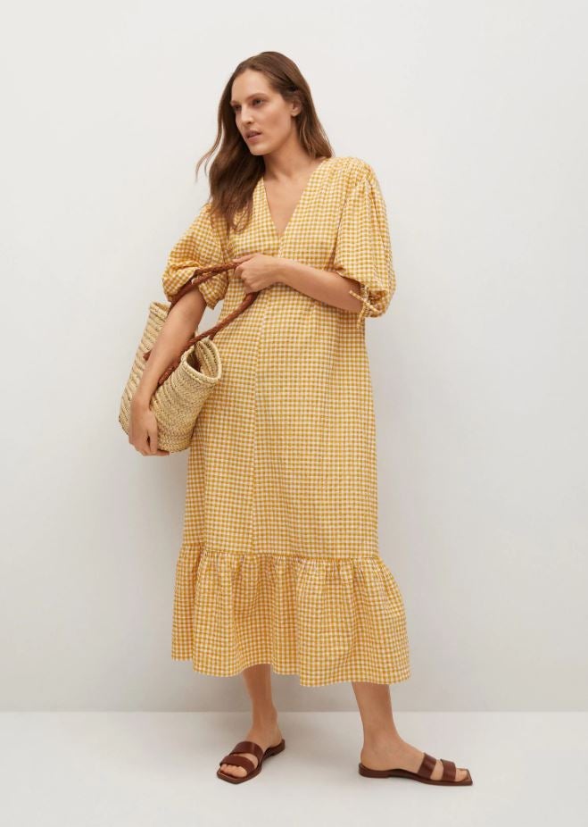 El estampado de cuadros de vichy es el protagonista de la primavera, y este vestido midi en amarillo no puede ser más tendencia. Es de Mango y cuesta 49.95 euros.