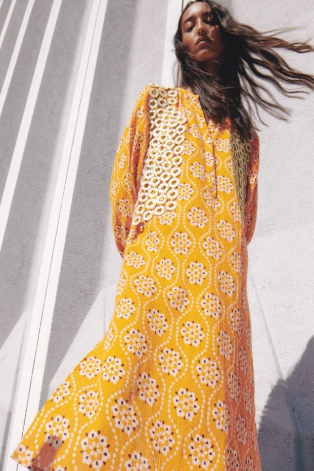 De inspiración boho y con estampado de estilo setentero, este vestido midi amarillo de Zara cuesta 29.95 euros.