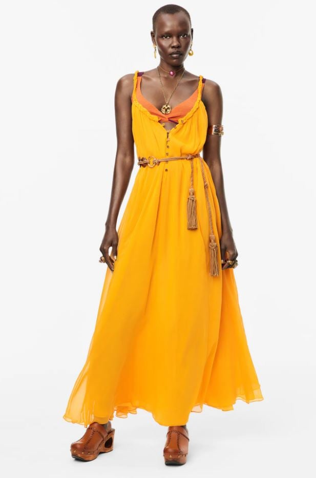 Vaporoso y con un toque étnico, este vestido de la nueva colección Studio de Zara cuesta 89.95 euros.