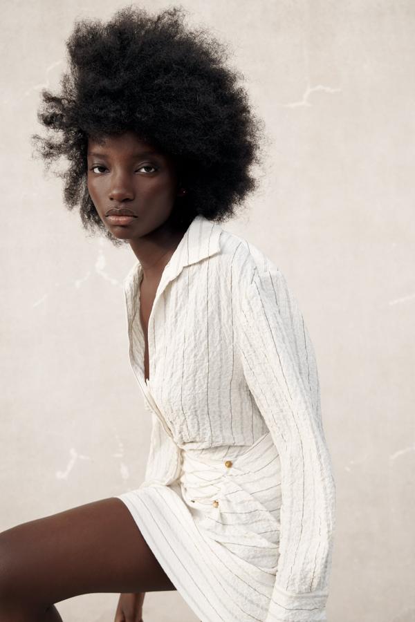 Camisa blanca de manga larga drapeada de Zara (39,99 euros)