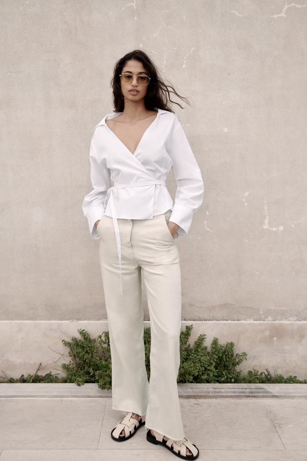 Camisa blanca con lazada de la nueva colección de Zara (29,99 euros)
