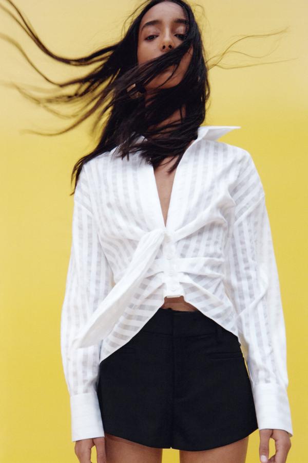 Camis ablanca con nudo central de la nueva colección de Zara (29,99 euros)