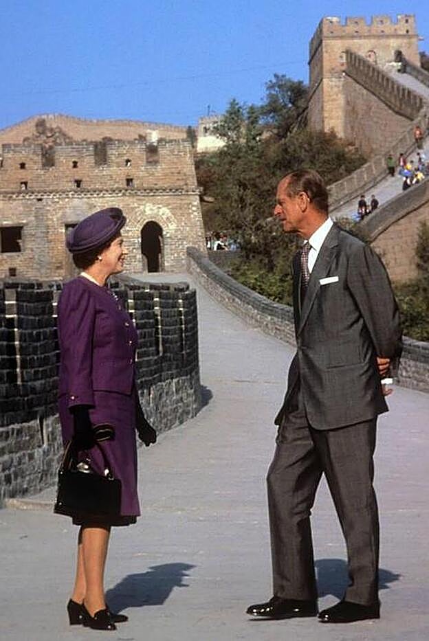 Isabel II y Felipe de Edimburgo en una visita a la Gran Murralla china en 1986.