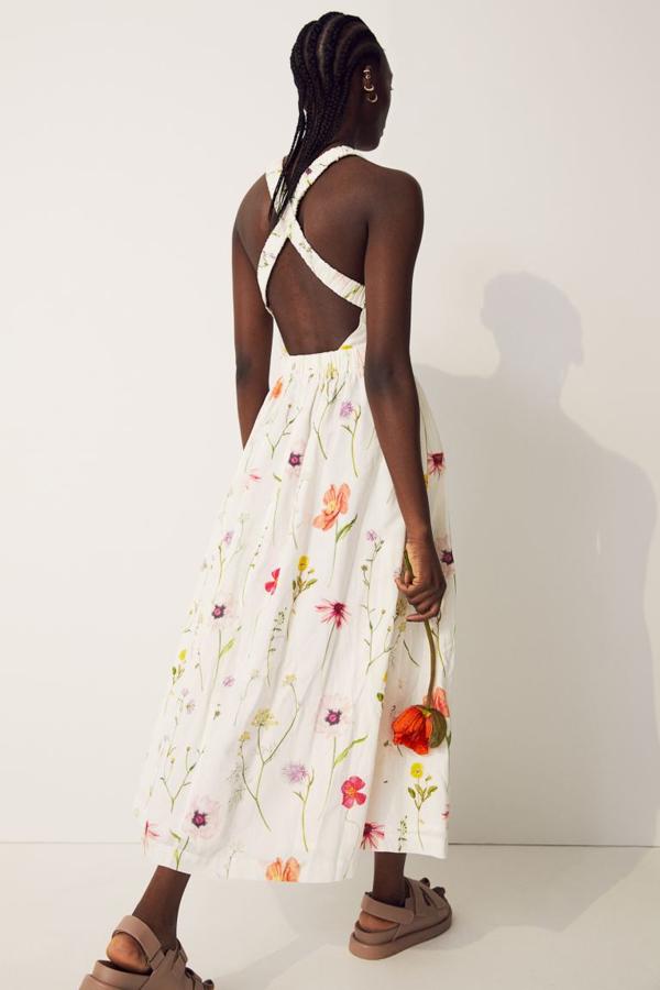 En color crema con estampado floral en diversidad de tonos, este vestido tobillero en tejido vaporoso con escote delantero y espalda cut-out con tirantes elásticos cruzadas viene con corte a la cintura con elástico revestido y falda evasé con bolsillos en las costuras laterales. Cuesta 39,99 euros y está disponible entre las tallas 32 y 50.