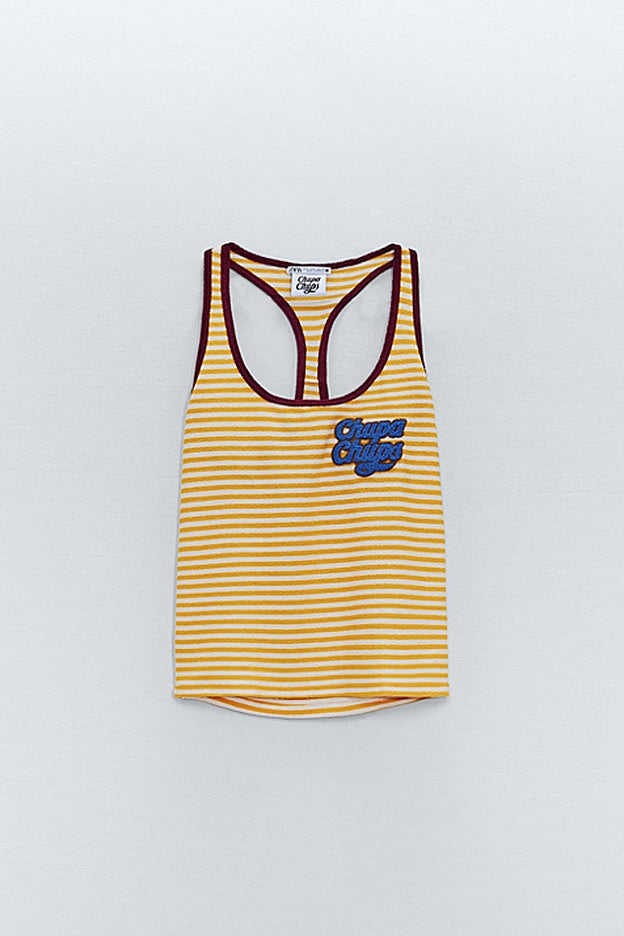 Camiseta de tirantes de rayas amarillas y blancas de Zara.