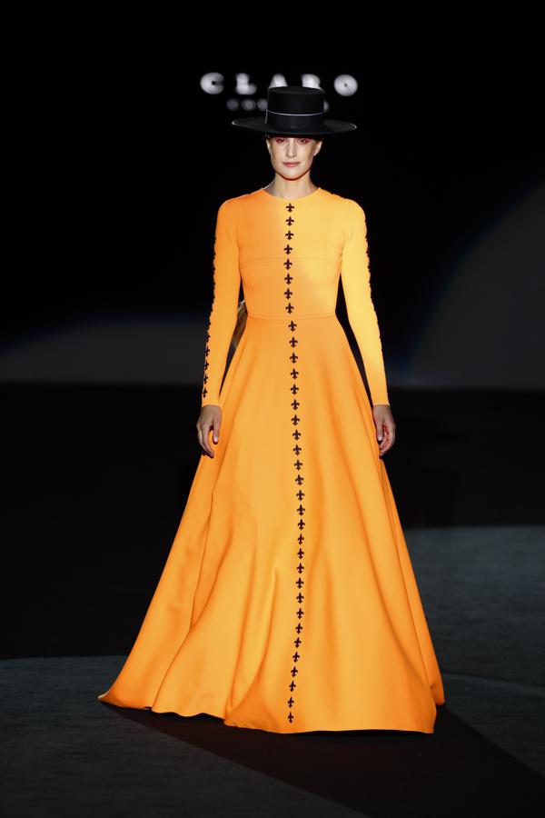 El vestido naranja de Fernando Claro.
