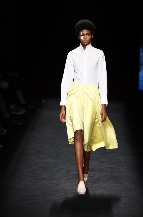 El binomio blanco-amarillo con falda midi y camisa de Otrura.