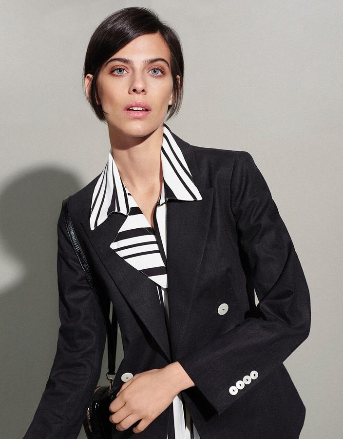 El traje negro clásico con camisa de rayas de Roberto Verino.