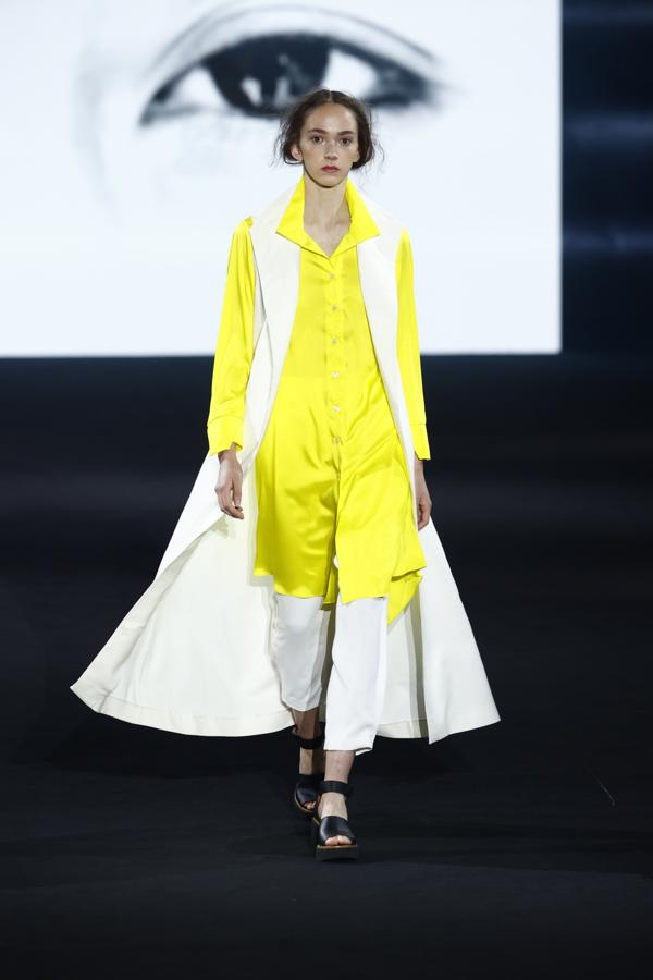 El look con camisa larga y chaleco de Ulises Mérida.