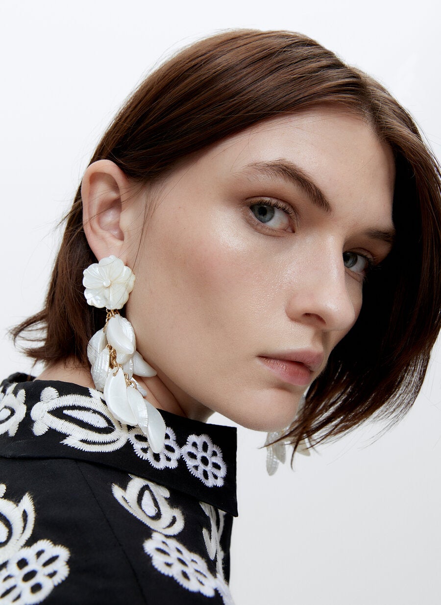 Pendiente largo de Uterqüe con flores y hojas de efecto nácar. (49 euros). Ideales para todos tus looks de primavera.