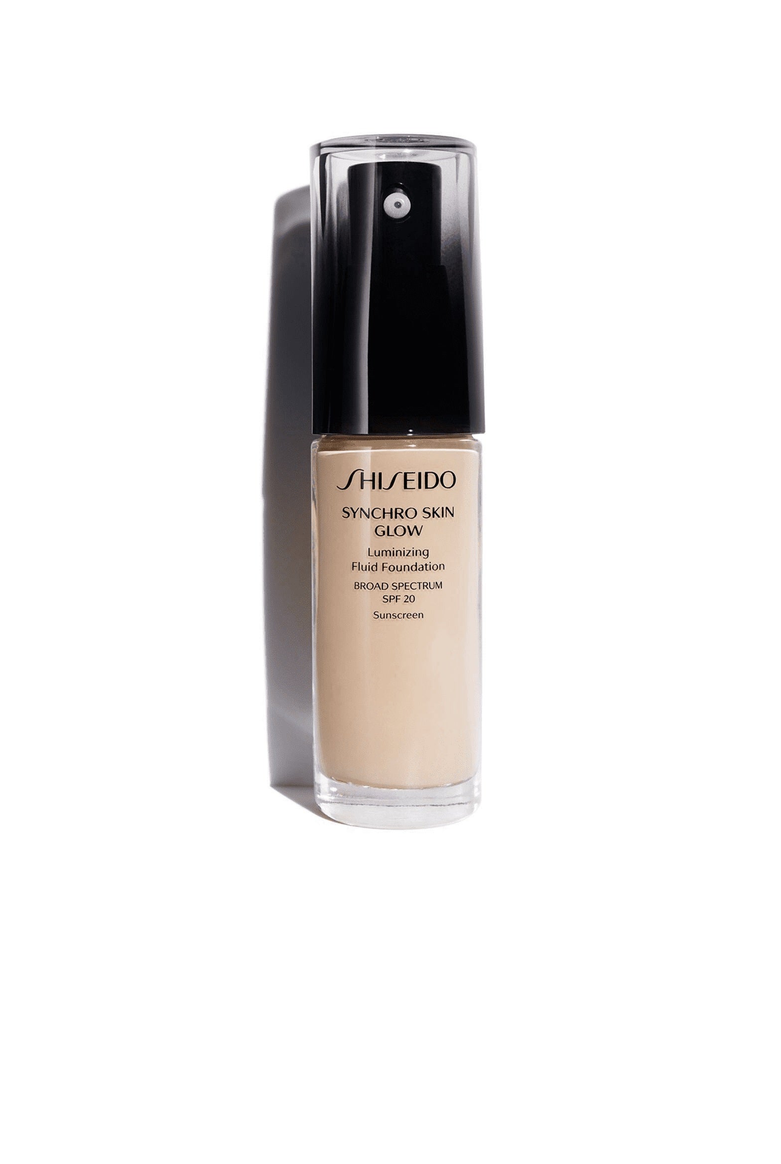 Base de maquillaje Synchro Skin Luminizing Glow Foundation de Shiseido. Rebajada de 54 euros a 24,90 euros. Un fondo cubriente e hidratante de larga duración que mantiene la cara perfecta y libre de imperfecciones como arrugas y poros todo el día. Contiene aceite de argán, el aceite de semillas de arándanos, extracto de semillas de yuzu y extracto de serpol entre otros para mantener el cutis joven y luminoso. Además, tiene protección solar 20.