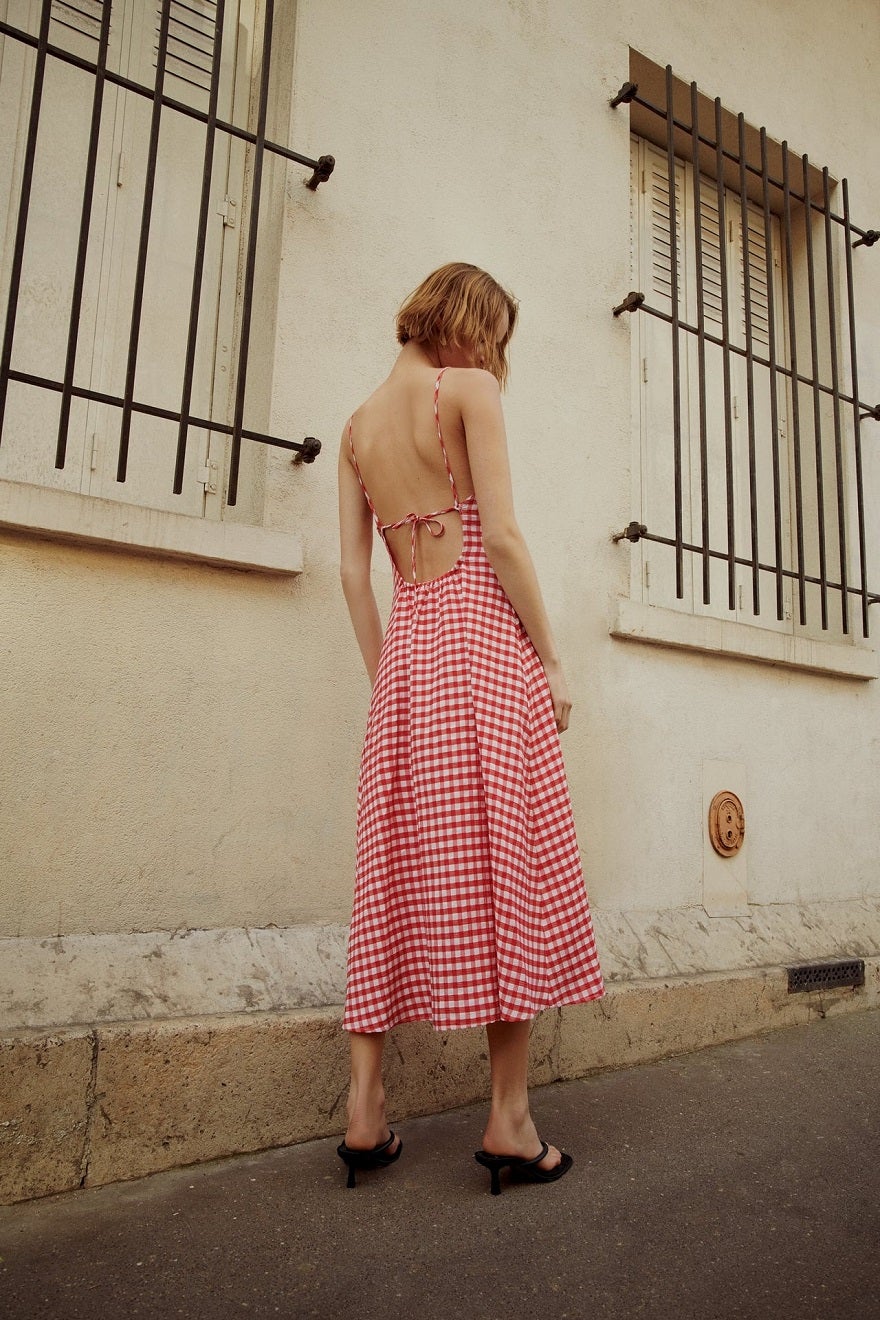 Vestido de cuadros vichy de Zara con escote en la espalda. Un vestido que es pura tendencia y que está triunfando en Instagram. (29,95 euros).