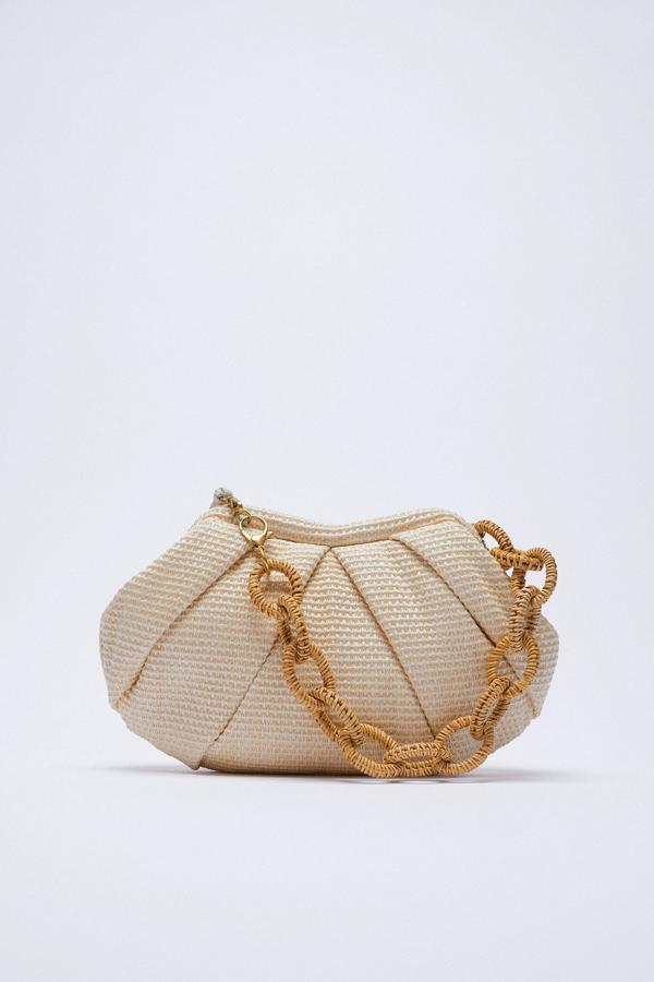 Bolso ovalado de rafia con asa con eslabones de Zara (29,99 euros)