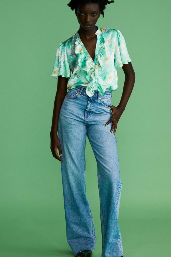Blusa con estampado de flores en tonos verdes de Zara (25,99 euros)