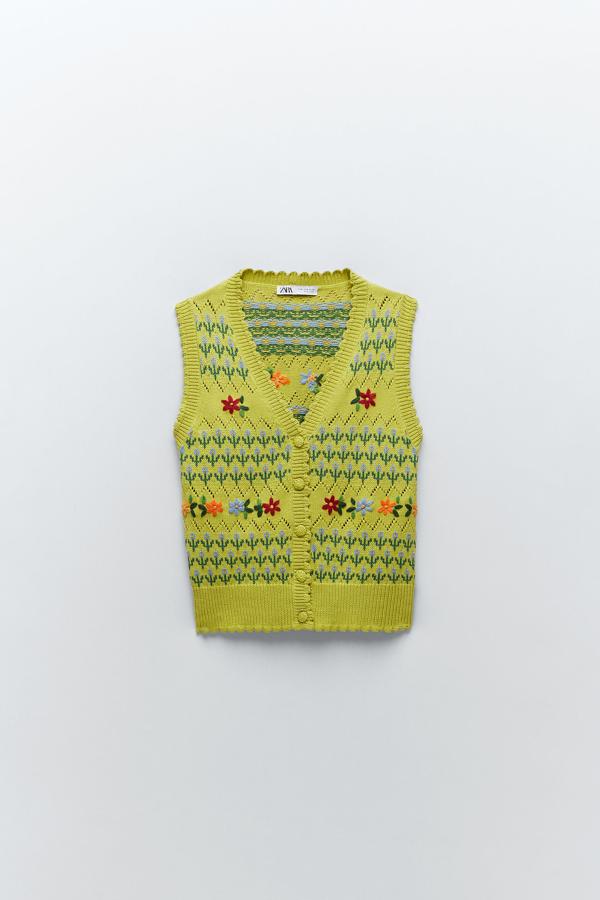 Chaleco de punto con flores bordadas de Zara (22,99 euros)