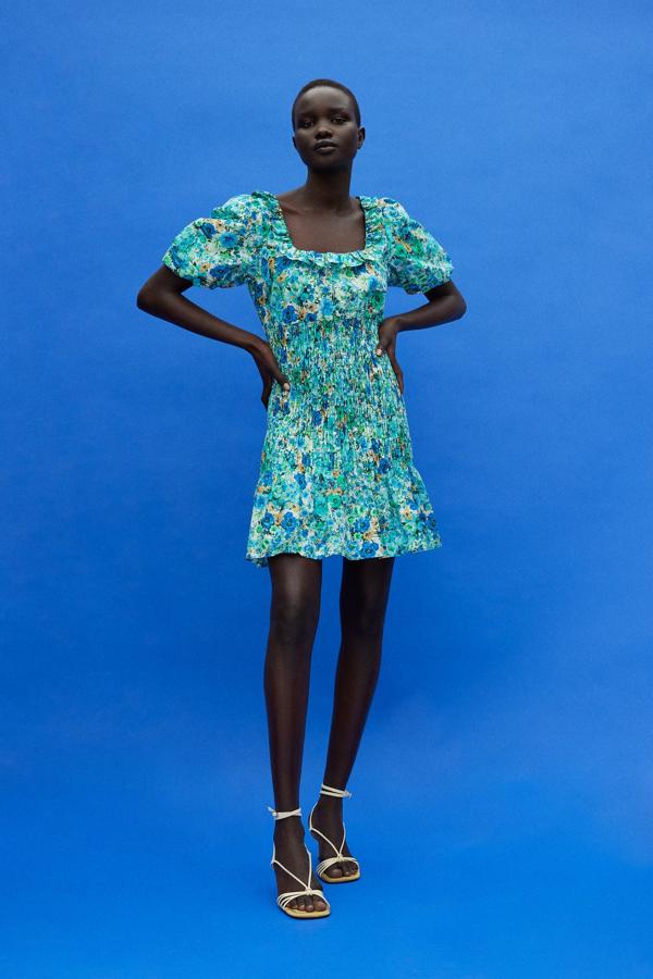 Mini vestido estampado de color verde de Zara (39,99 euros)