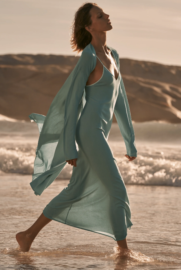 Conjunto verde menta de Zara formado por vestido largo (29.95 euros) y maxi chaqueta (25.95 euros).