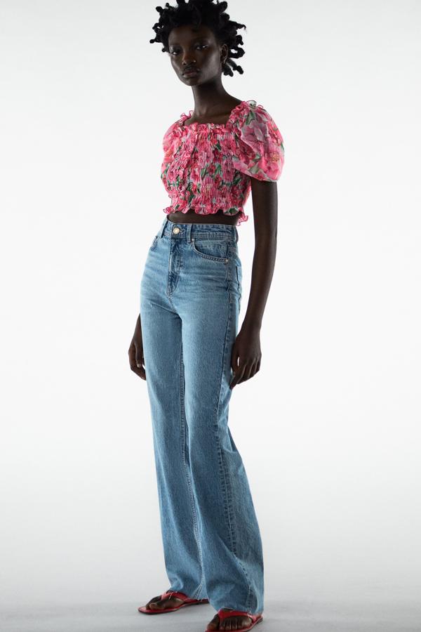 Blusa con estampado de flores en tonos rosas de Zara 15,99 euros)