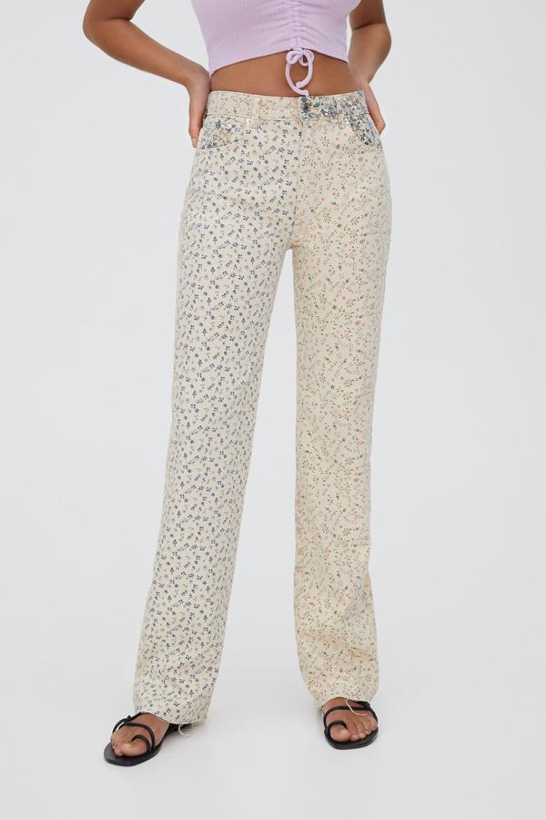 Pantalón con estampado de flores de Zara (25,99 euros