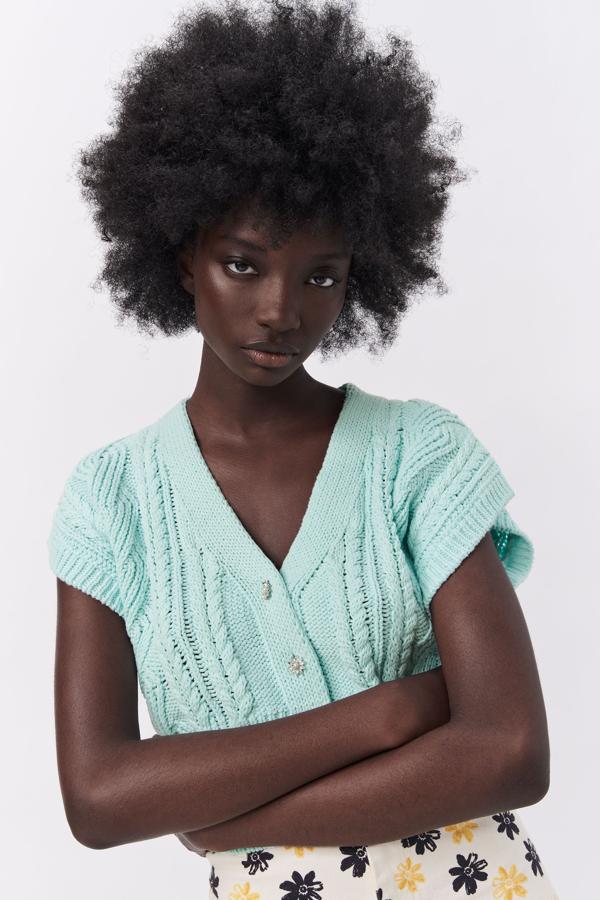 Top de punto en color aguamarina con botones joya de la nueva colección de Zara (25,99 euros)