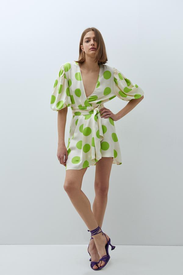 Vestido mini cruzado con escote pronunciado en pico y mangas abullonadas con detalle de lazada en el frontal. Precio actual: 39,99 euros.