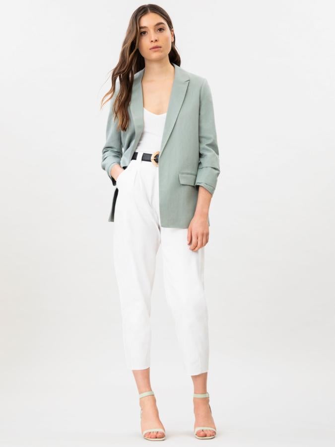 En color verde agua o beige, esta blazer básica con manga fruncida y confeccionada en una mezcla de lino y algodón tiene un precio de 19,99 euros.