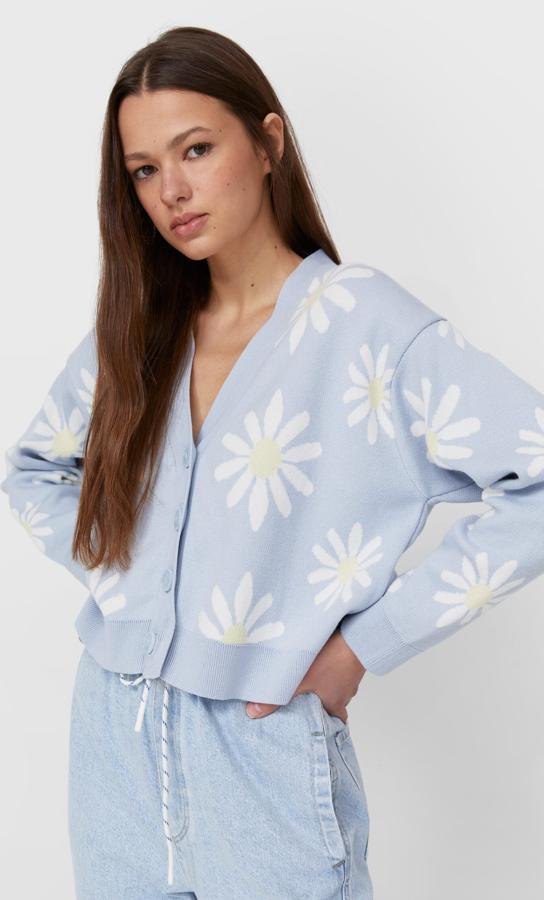 En color azul celeste y con el aplaudido estampado de margaritas, esta chaqueta de punto con escote de pico y cierre frontal de botones es de Stradivarius y tuene un precio de 25,99 euros.