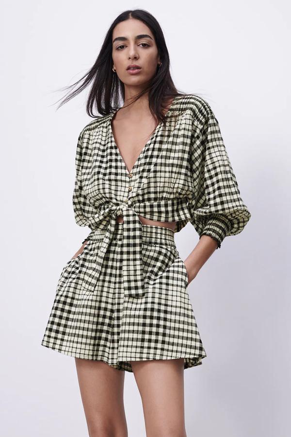 En color crudo y negro, este conjunto con estampado de cuadros vichy está formado por un top cropped (22,95 euros) con manga abullonada y una bermuda (22,95 euros) de tiro alto a juego. Es de Zara.
