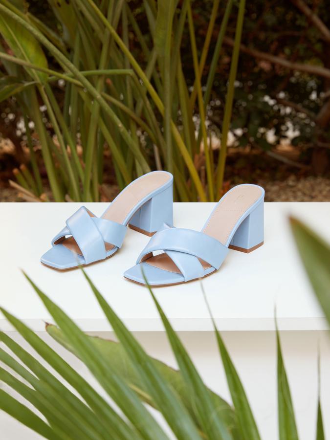 Disponibles en varios colores, estas sandalias azules con punta cuadrada y detalle de tiras acolchadas tienen un tacón de ocho centímetros de altura y un precio de 15,99 euros.