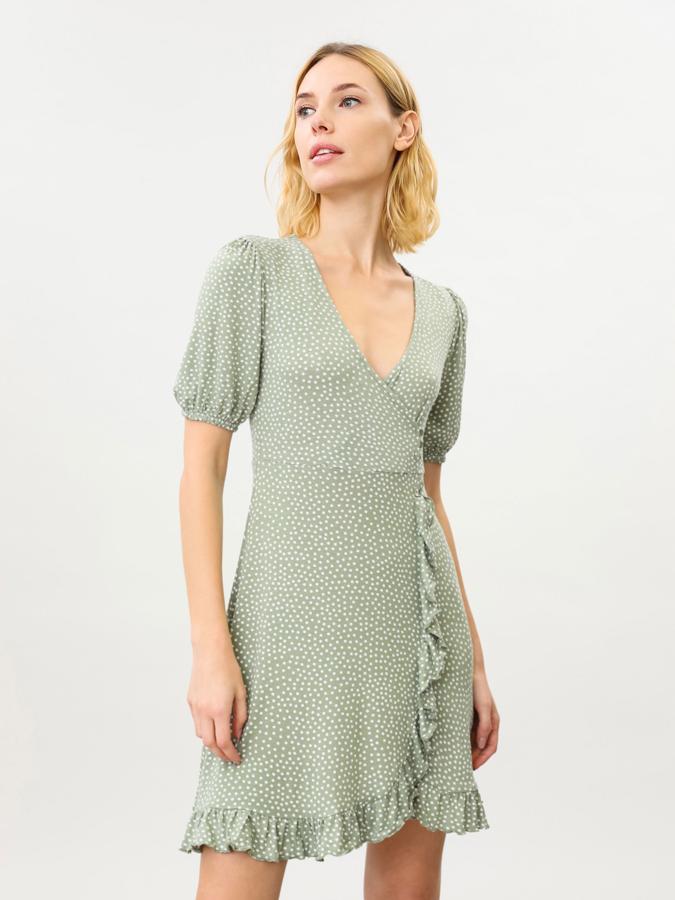 Disponible en varios colores y con diferentes estampados, este vestido corto de con escote de pico y volantes en el bajo tiene un precio de 9,99 euros.