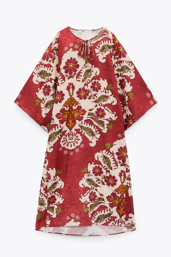 Con base en color rojo, este vestido túnica con con cuello redondo y manga amplia por debajo del codo cuenta con bolsillos laterales y bajo asimétrico. Es de Zara y tiene un precio de 59,95 euros.