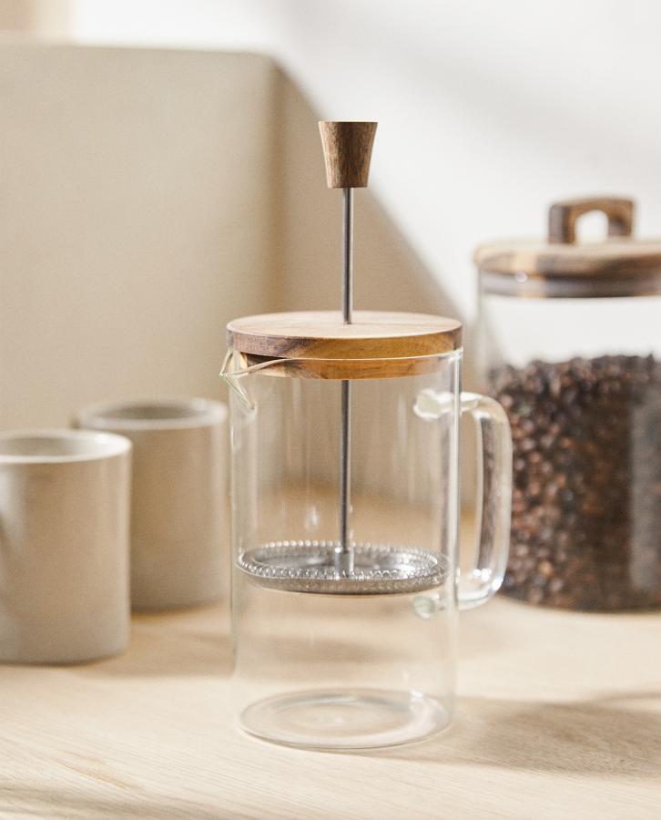 Esta cafetera francesa a presión de borosilicato cuenta con compresor de acero inoxidable y tapa de madera. Tiene un precio de 19,99 euros.