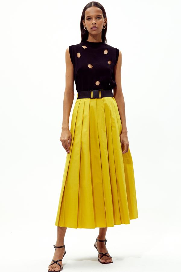 En color amarillo, esta falda de tablas con cinturón en negro está confeccionada en 100% algodón y tiene un precio de 39,99 euros.