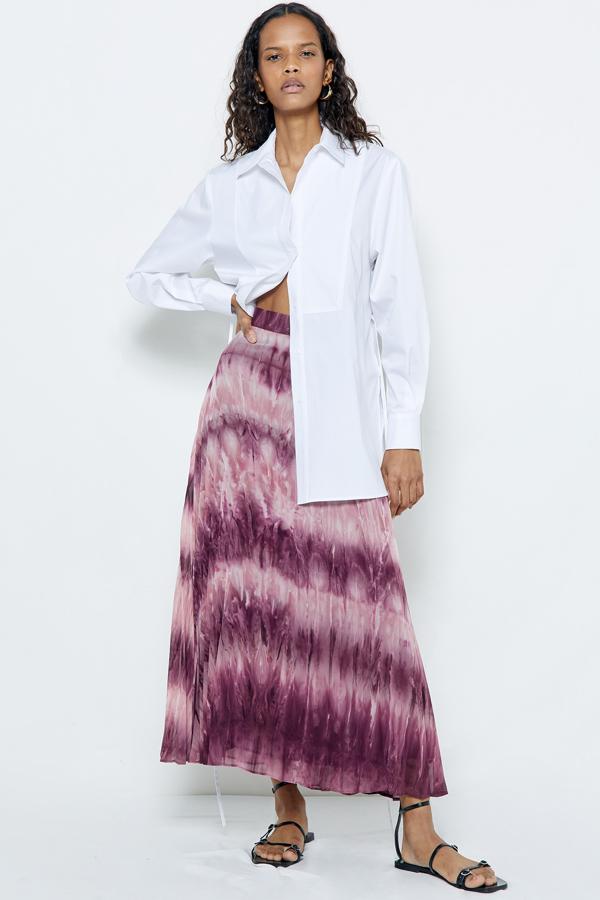 Esta falda plisada con efecto tie dye en color morado tiene un precio de 29,99 euros.