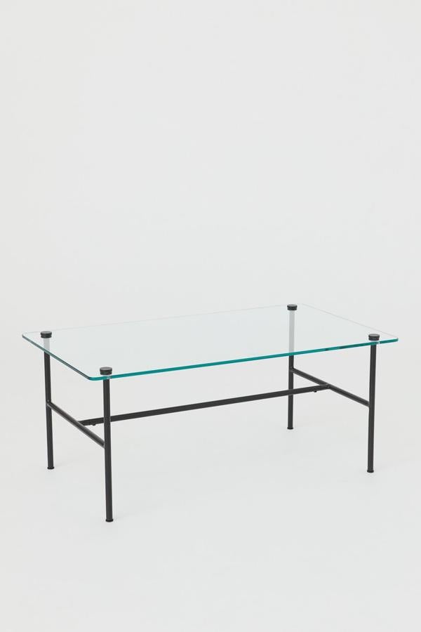 Esta mesa de centro rectangular con tablero de vidrio y patas y estructura en metal pintado de color negro tiene unas medidas de 39x52x90 y su precio es de 179 euros.