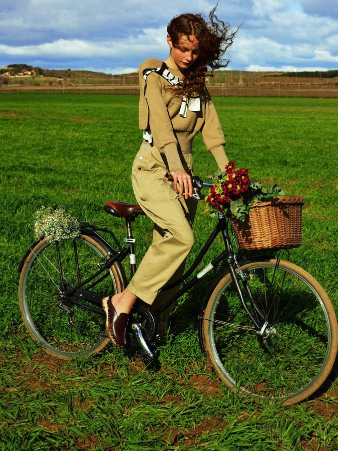 Jersey de punto, pantalones y zuecos, todo de Hermès. El jersey anudado en los hombros es de Cortefiel.