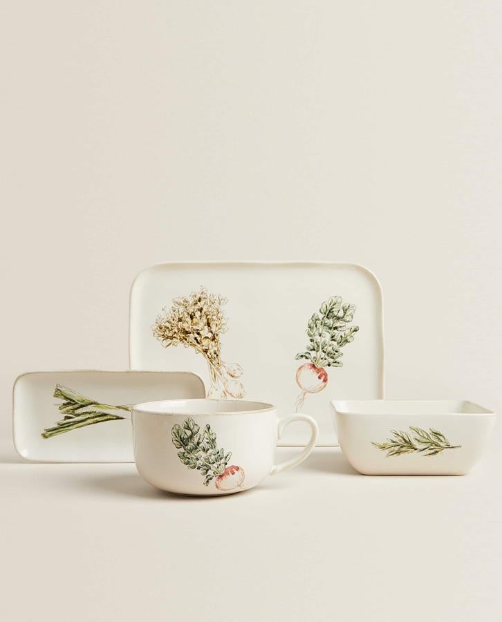 Este set de desayuno elaborado en gres de color crudo con calca en forma de vegetales está formado por un bowl (9,99 euros), un tazón (7,99 euros) y dos fuentes (9,99 euros y 19,99 euros).