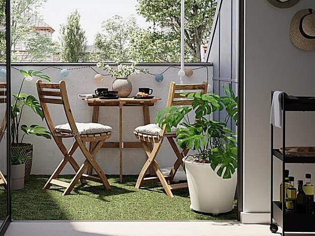Los mejores trucos y las ideas más prácticas para que tu terraza parezca más grande: ficha estos muebles de exterior de Ikea súper versátiles, funcionales (y baratos)