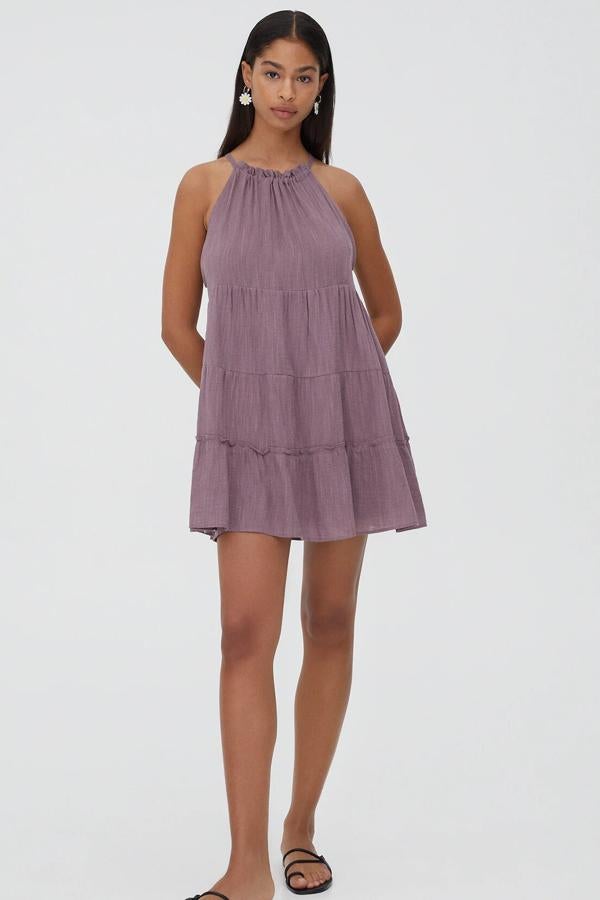 Este vestido mini de color lila cuenta con diseño de paneles y cuello halter. Tiene un precio de 22,99 euros.