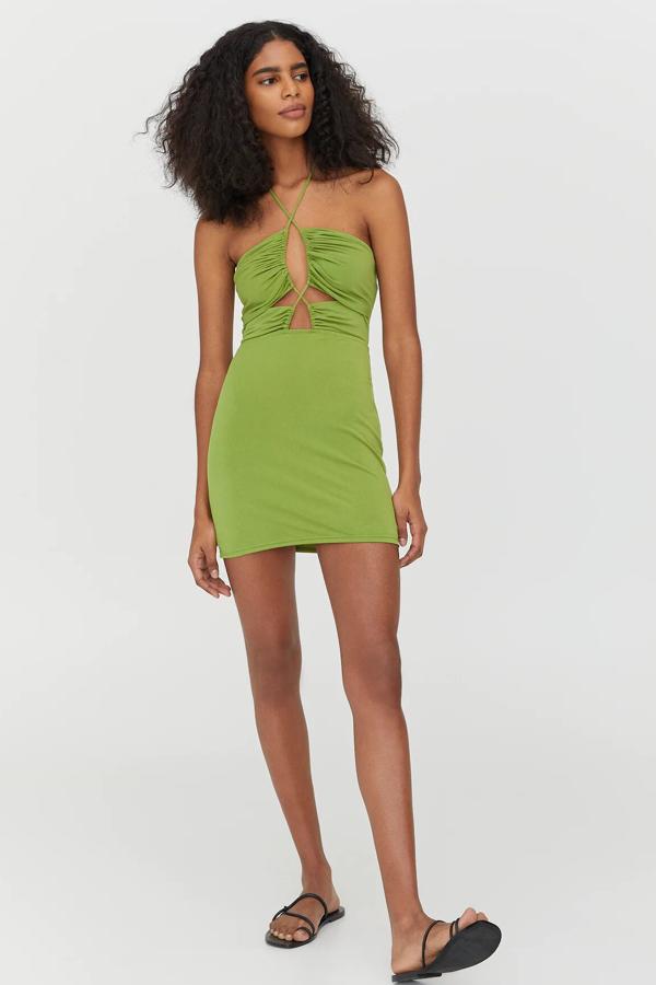 Este ajustado vestido de color verde con frunces y escote cruzado tiene un precio de 17,99 euros.
