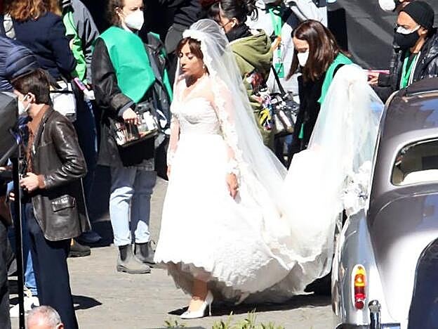 Vestida de novia, con cuerpo de encaje, una larga cola y unos zapatos de salón de Manolo Blahnik con hebilla de diamante para completar el look, así hemos visto a Lady Gaga en el rodaje que se lleva a cabo en Italia.