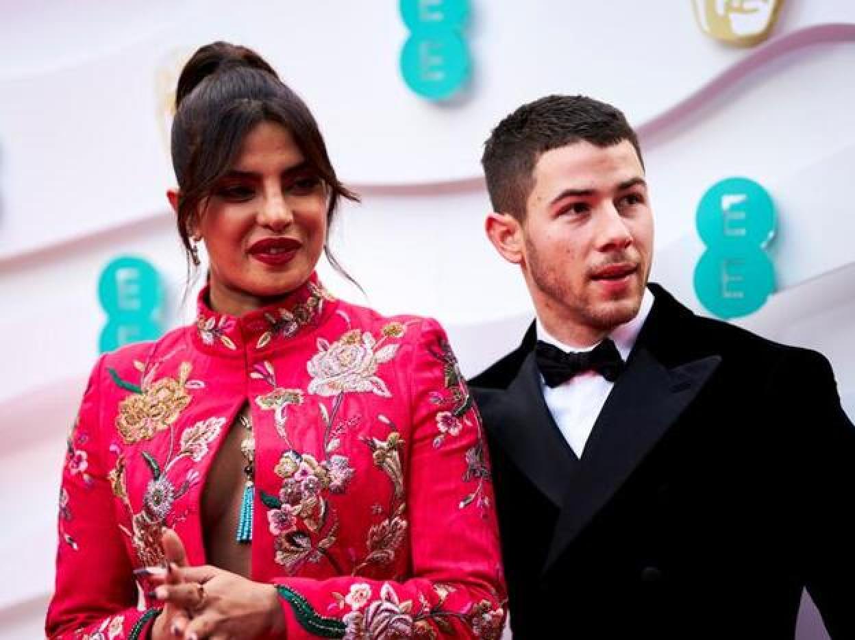 Priyanka Chopra con su marido, Nick Jonas.