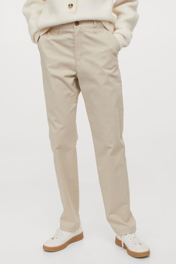 En H&M hemos encontrado estos chinos tobilleros confeccionados en tejido suave de algodón con perneras de pitillo, cintura estándar y bolsillos laterales. Solo los podemos encontrar en la web de la firma, cuestan 24,99 euros y está disponible entre las tallas 32 y 50.