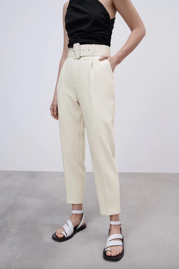Este pantalón de Zara de tiro alto con cinturón forrado a tono viene con bolsillos delanteros, falsos bolsillos de vivo en espalda y bajos por encima del tobillo. Cuesta 29,95 euros y está disponible entre las tallas XS y XL.