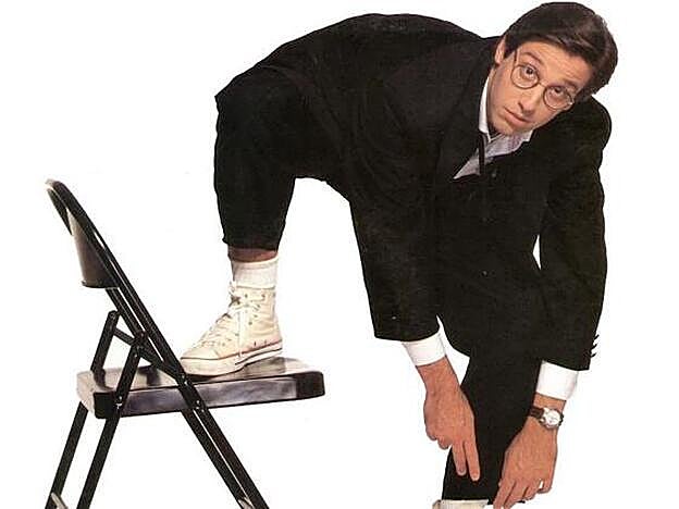 Esmoquin negro, converse All Star blancas y sus inconfundibles gafas. Así veíamos a Emilio Aragón reinando en la parrilla televisiva de los 90.