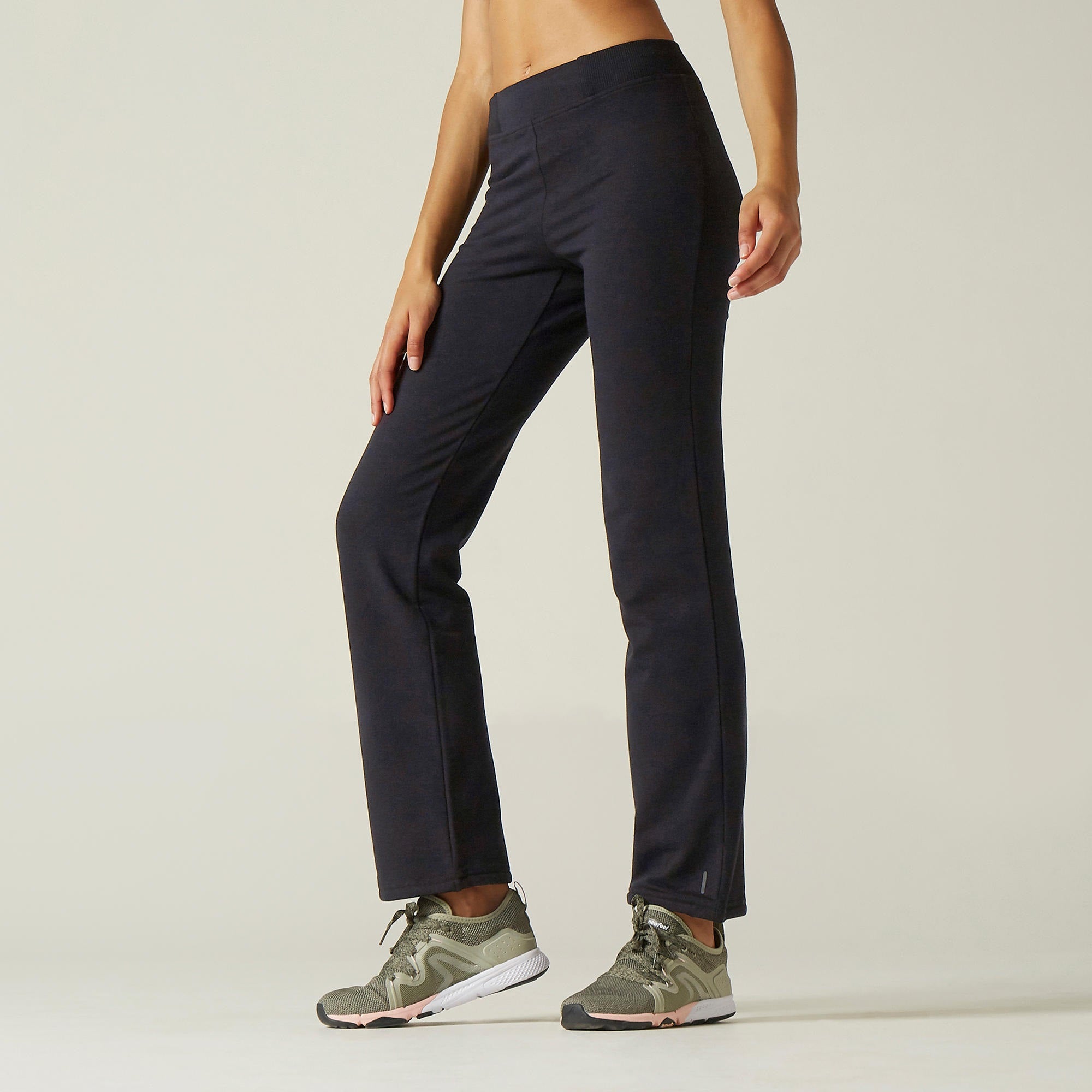 Pantalón negro elástico tipo jogger de Decathlon. (11,99 euros).